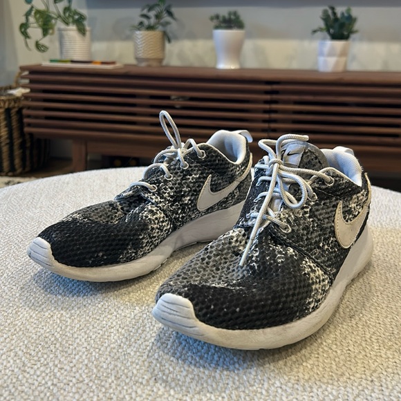 Nike Grey Snakeskin Vibe Runners - Picture 2 of 5